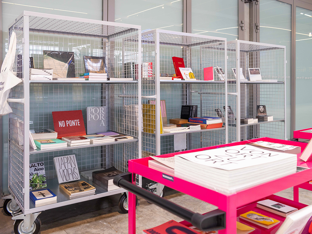 gresart671_bookshop2_1080x810